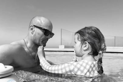 İngiliz oyuncu Jason Statham’dan sonsuzluk havuzunda poz