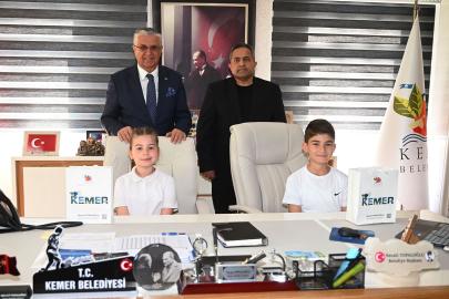 Öğrenciler başkanlık koltuğuna oturdu