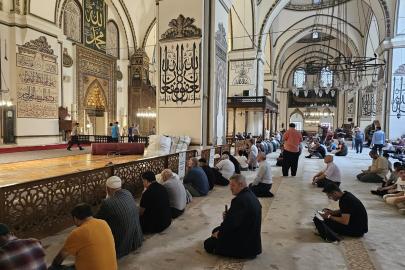 627 yıllık manevi mirası olan tarihi Bursa Ulu Camii'nin halıları değiştiriliyor