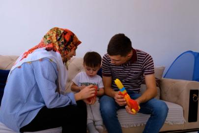 Bakan Kurum depremzede ailenin bayram sevincini paylaştı