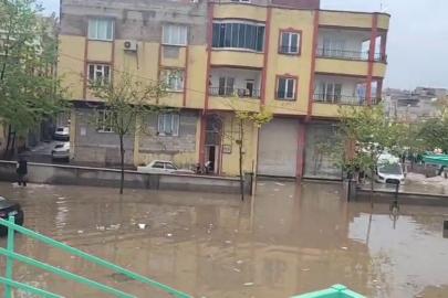 Camiyi su bastı: Cemaat mahsur kaldı