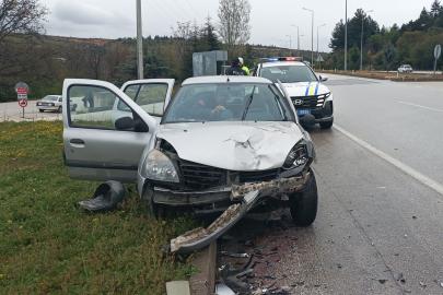 Kavşakta iki otomobil çarpıştı: 2 yaralı