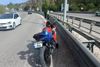 Motosikleti devrilince yaralandı