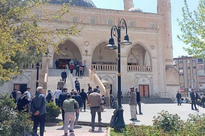 Sol örgütlerin işçi kutlamalarını Cuma namazına denk getirmesi tepki çekti