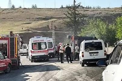 Siirt'te maden yüklü tır devrildi, sürücü araçta sıkıştı