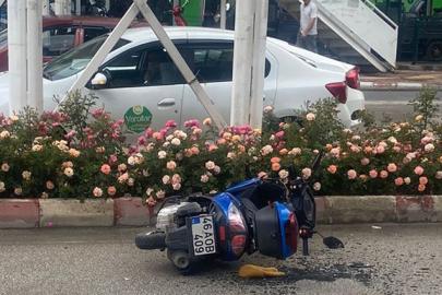Taksiyle çarpışan motosikletteki 2 kişi yaralandı
