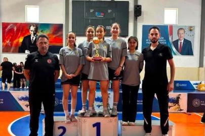 Erzincan ANALİG badmintonda kız ve erkeklerde grup birincisi oldu