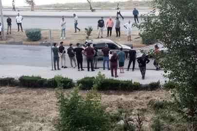 Kazaya karışan otomobil refüjü aşıp karşı şeride savruldu: 2 yaralı