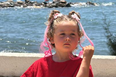 Lösemiyi yenen 5 yaşındaki Erva, tatil köyünde moral kazandı