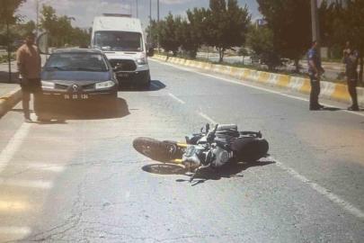 Patnos’ta motosiklet sürücüsü metrelerce sürüklendi