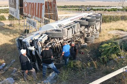 Şarampole devrilen tankerin şoförü yaralandı
