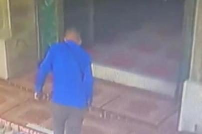 Fatih'te camide 450 bin liralık hırsızlık! Namaz kılarken çantasını çaldılar: Güvenlik kamerası her şeyi kaydetti