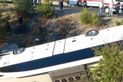 İzmir’de feci kaza! Çarpışan otobüs ve otomobil şarampole devrildi: 2 ölü