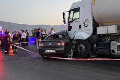 İzmir'de tanker ile otomobil çarpıştı! Karı koca öldü