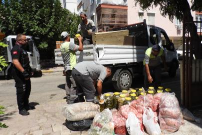 Kepez'de gıda deposuna denetim; 152 kilo et ve 20 bidon turşuya el konuldu