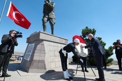 Kocatepe’den İzmir’e Türk bayrağı! TBMM Başkanı Kurtulmuş, sporculara emanet etti