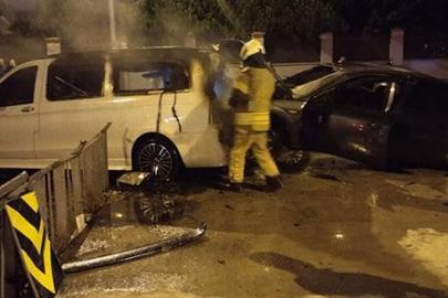 Sultanbeyli'de kaza yapan otomobil alev aldı! Sürücü ve araç sahipleri arasında tartışma çıktı
