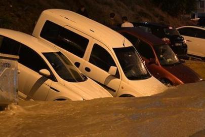 Ankara'da sel nedeniyle yol çöktü! Çok sayıda araç hasar gördü