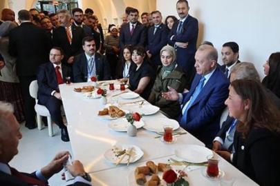 Cumhurbaşkanı Erdoğan New York'ta uğradığı kafede vatandaşlarla sohbet etti