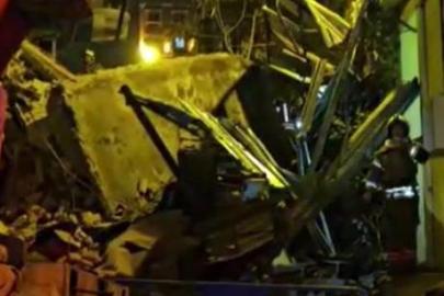 Beyoğlu'nda 5 katlı metruk bina çöktü