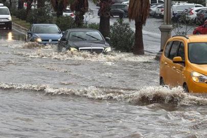 Bodrum’da yollar göle döndü! Mahsur kalan araçlar çekicilerle kurtarıldı