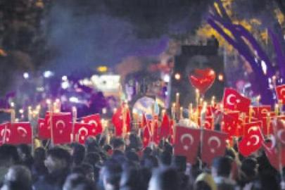 Cumhuriyet coşkusu geceyi aydınlattı