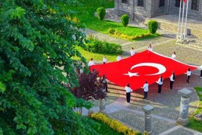 Diyarbakır'da tarihi İçkale'de 54 metrekarelik Türk bayrağı! O anlar havadan görüntülendi