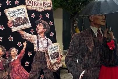 Hatay'da 2'nci sınıf öğrencisinden duygulandıran hareket! Yağmurda Atatürk maketini şemsiyeyle korudu