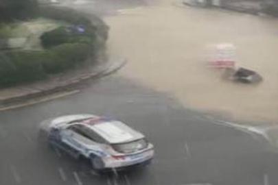 İstanbul'da sağanak alarmı! Dereler taştı, yollar göle döndü